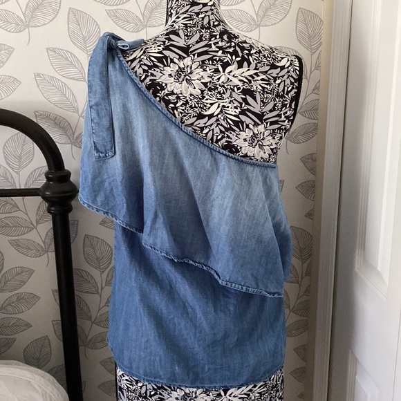 Women’s Cloth & Stone one shoulder denim color top - Picture 3 of 8